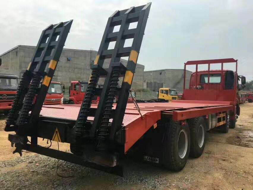 【國(guó)五】歐曼前四后八挖機(jī)平板車(chē)
