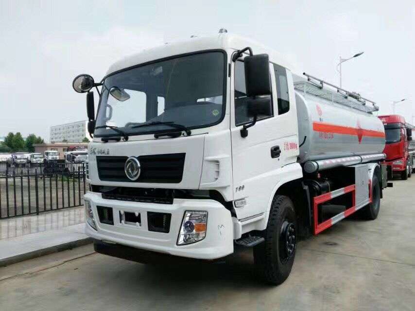 國五東風(fēng)新款后八輪運(yùn)油車