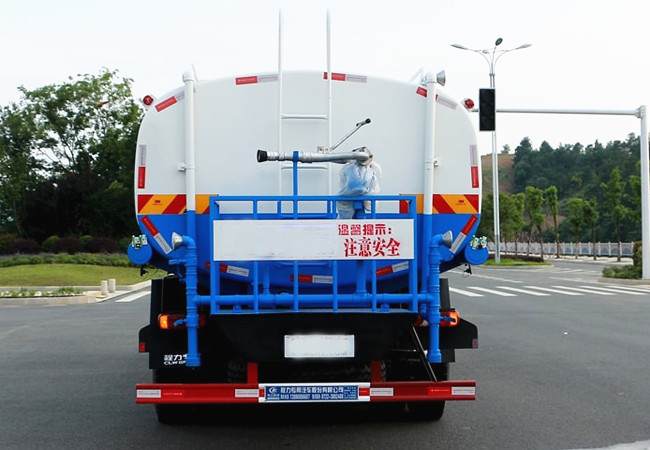 東風專用底盤后雙橋灑水車