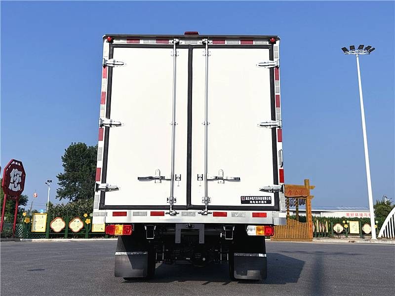 五菱黃金卡純電冷藏車