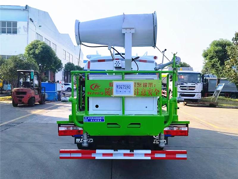 東風(fēng)華神5噸灑水車帶霧炮