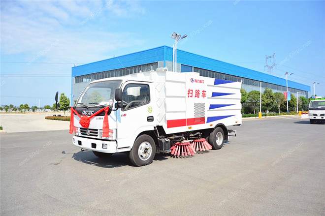 東風(fēng)多利卡6方掃路車
