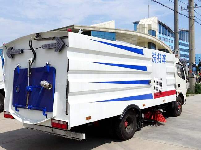 東風(fēng)多利卡洗掃車(chē)