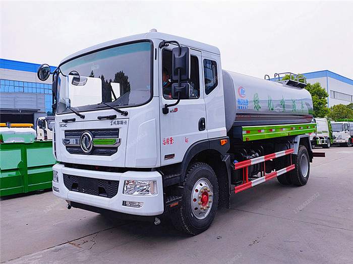 東風多利卡D9的12噸灑水車