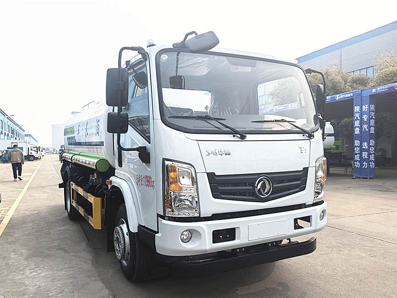 抑塵霧炮車、程力灑水車都來了，開展消毒作業