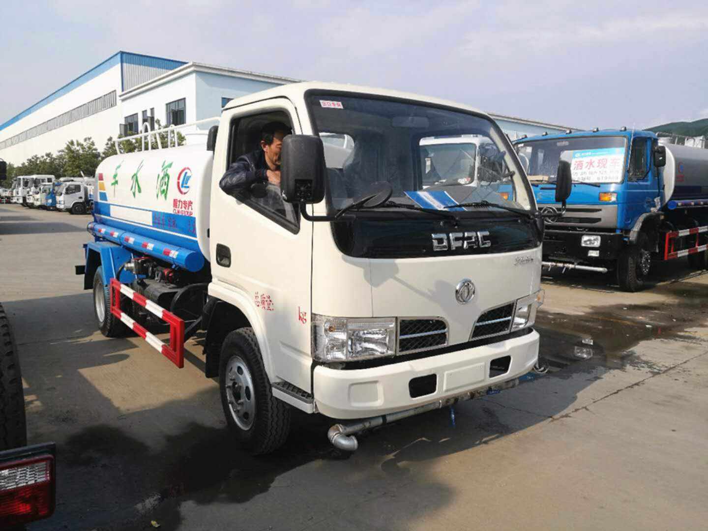 5噸灑水車和霧炮車消殺抗疫“雙管齊下”硬核環(huán)衛(wèi)
