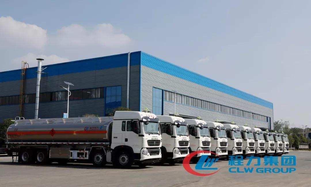 大批油罐車