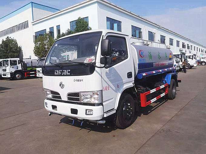 巴中購(gòu)置湖北程力廠家東風(fēng)福瑞卡5噸灑水車(chē)一臺(tái)