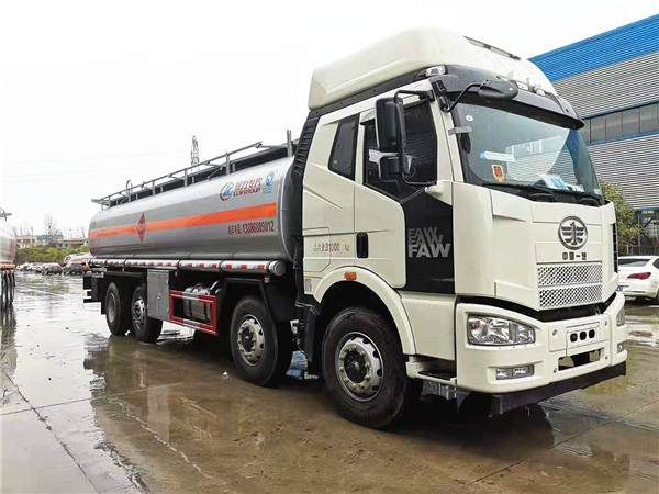 26方運(yùn)油車，解放前四后六運(yùn)油車發(fā)車到遼寧大連