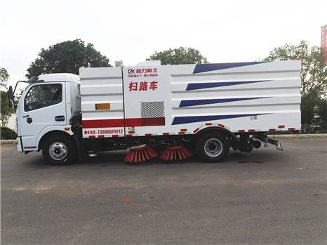東風(fēng)多利卡D7掃路車